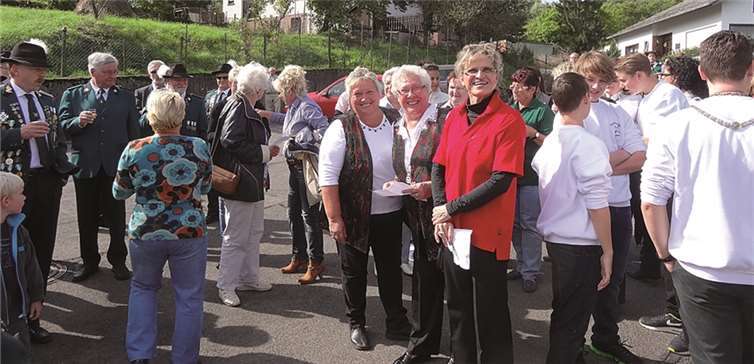 Bei schönem Wetter war die Stimmung beim Schützenumzug prächtig. privat