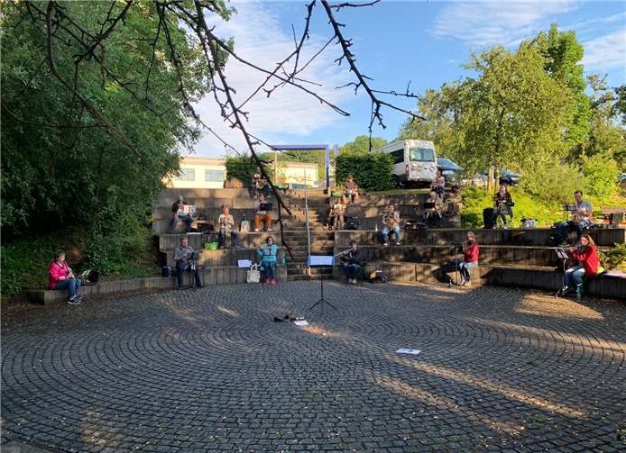 Bei schönem Wetter wird im Amphitheater am Renesseplatz geprobt. Foto: privat