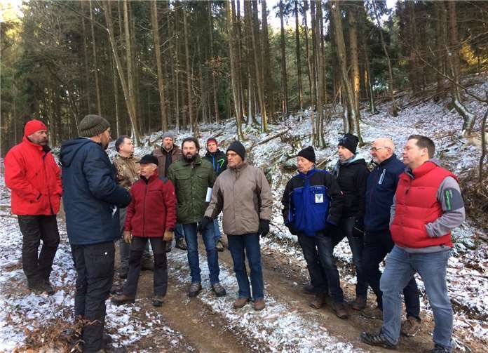 Bei schönem Winterwetter informierte Markus Noak die Ratsmitglieder über viele verschiedene Themen rund um das Thema Wald. Foto: privat