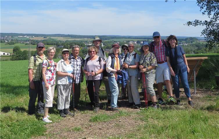 Bei schönen Temperaturen wanderten die Teilnehmer auf den Schöwer Rundwanderweg. Foto: privat