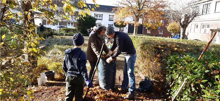 Bei schönstem Novemberwetter fanden sich zahlreiche, auch neue, Helfer Helferinnen zwischen 8 und 80 Jahren ein, die den Burgweiher und seine Anlagen auf den Winter vorbereiteten.Foto: privat