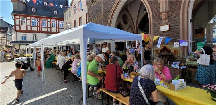 Bei schönstem Sommerwetter nahmen die Menschen gerne Platz am längsten Tisch Montabaurs.  Foto: Stadt Montabaur / Josefine Heimbach