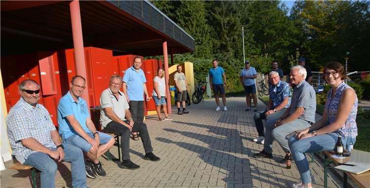 Ergebnis besser als erwartet Bei schönstem Sommerwetter traf man sich noch einmal im Freizeitbad Brohltal und ließ die Coronasaison Revue passieren. Fotos: BE