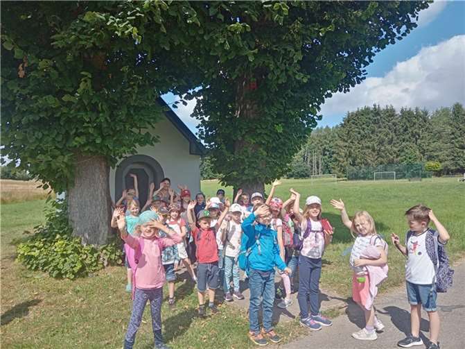 Bei schönstem Sommerwetter veranstalteten die Klassen 1a und 1b, in Begleitung der Klassenlehrer Frau Klein und Herrn Schmitz, einen Wandertag nach Krümmel. Fotos: privat