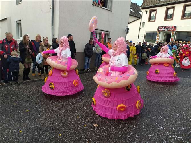 Bei schönstem Sonnenschein schlängelte sich der traditionelle Rosenmontagszug der Karnevalsgesellschaft 1880 Gladbach durchs Dorf.  Foto: privat