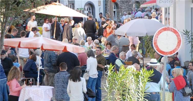 Bei schönstem Spätsommerwetter versammelten sich Besucherscharen in der Hermann-Geisen-Straße. Fotos: KER