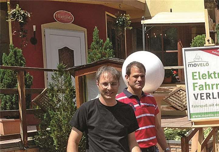 Bei schönstem Wetter starten die beiden Gäste zu einer Fahrradtour durchs Wiedtal, begrüßt von Alexander Hertling (2. v.l.) und Florian Fark (2. v.r.). Vita Balance - Hotel