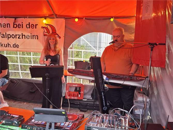 Bei schönstem Wetter und gekühlten Getränken, wurde der Dankesabend durch Live-Musik von der 1. Geschäftsführerin der KG „Bunte Kuh“ Alexandra Röhn und Charalambos Chalkidis (Lambi) unterstützt.