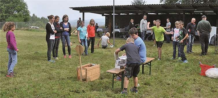 Bei schönstem Wetter wanderten die Mitglieder der Badminton-Abteilung und vertrieben sich mit so manchem Spiel die Zeit. privat