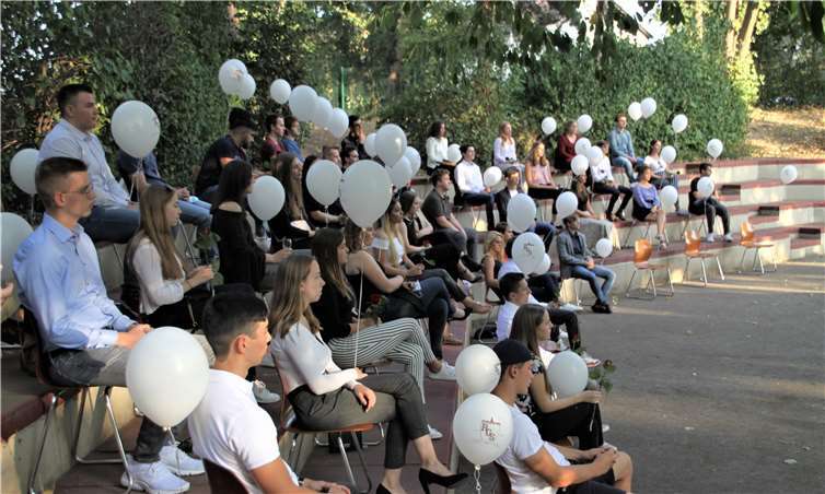 Bei schönstem Wetter war der geschmückte Schulhof eine gelungene Kulisse für diese Abschlussfeier.