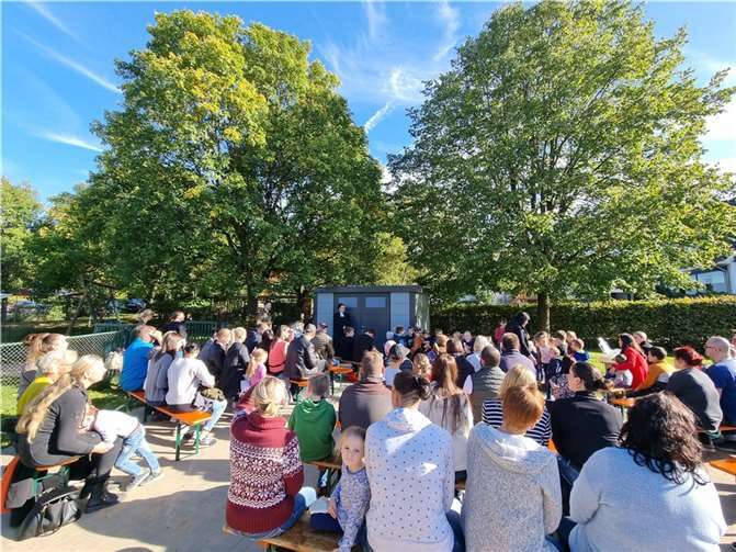 Bei schönster Herbstsonne feierten dann alle gemeinsam mit Pfarrerin Katrin Koelmann einen Gottesdienst zum Dank an Gott für die reichhaltige und großzügige Ernte in diesem Jahr. Quelle: VG Puderbach