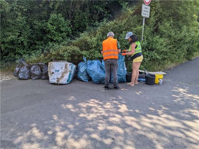Bei schweißtreibenden Temperaturen machten die motivierten Freiwilligen sich an die Arbeit, um der Aufräumaktion zum Erfolg zu verhelfen.