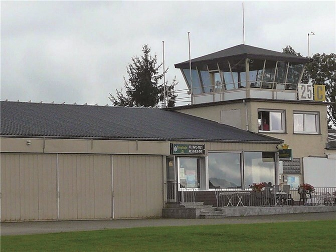 Bei sehr wechselhaftem Wetter blieben auf den meisten Flugplätzen die Hallentore geschlossen. privat