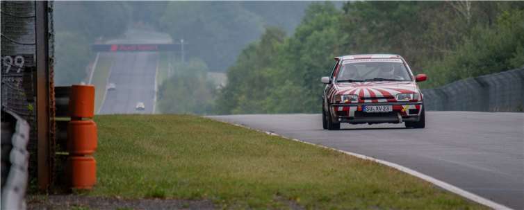 Bei sehr wechselhaften Bedingungen erreichte das in Rheinbach ansässige Team Rheinland Motorsport im Rahmen der RCN Gleichmäßigkeitsprüfung auf der Nürburgring Nordschleife einen hervorragenden 21. Platz von 108 gestarteten Teilnehmern. Foto: Ben Güldner