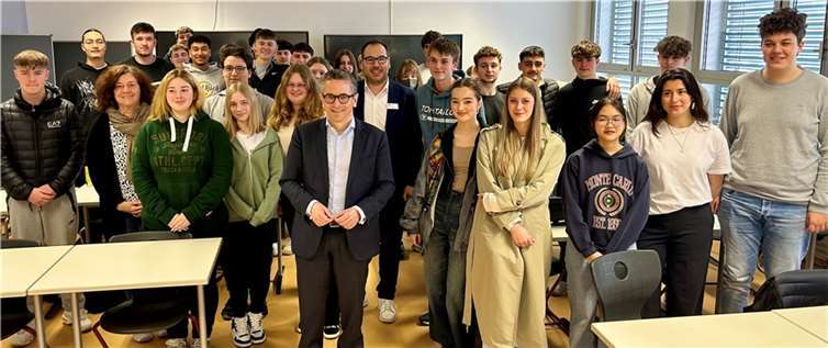 Bei seinem Besuch an der Julius-Wegeler-Schule diskutierte der Bundestagsabgeordnete Thorsten Rudolph über aktuelle politische Themen. Foto: Wahlkreisbüro Thorsten Rudolph / Volker Schmidt
