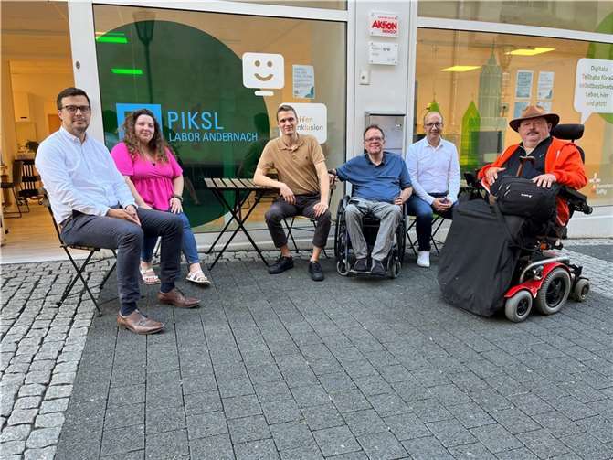 Bei seinem Besuch des PIKSL Labor Andernach machte sich der Landesbehindertenbeauftragte Matthias Rösch auch ein Bild von der Barrierefreiheit des Angebots (v.l.n.r.: Erik Hau, Aylen Klee, Jannik Junglas, Matthias Rösch, Manuel Quint, Robert Bechmann). Foto: privat