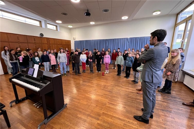 Bei seinem Besuch erhielt Bildungsminister Sven Teuber einen Einblick in die musikalischen Angebote und die Vielfalt der Ensemblekultur am Landesmusikgymnasium.