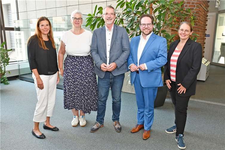 Bei seinem Besuch im Kreishaus stellte Ombudsmann Sven Lefkowitz (Mitte) dem Ersten Kreisbeigeordneten Pascal Badziong (2.v.r) sein neues Aufgabenfeld vor. Foto: Kreisverwaltung MYK/Damian Morcinek