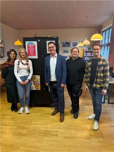 Bei seinem Besuch im neuen Kindertreff Block tauschte sich Neuwieds Bürgermeister Peter Jung (Mitte) mit (v.l.) Orsa Elmazi und Laura Ganzer, die als ehrenamtliche Mitarbeiterinnen die Betreuung übernehmen, sowie der Blocker Ortsvorsteherin Judith Fogel und Stefan Caratiola vom Neuwieder Kinder- und Jugendbüro (KiJub) aus.Foto: Felix Banaski