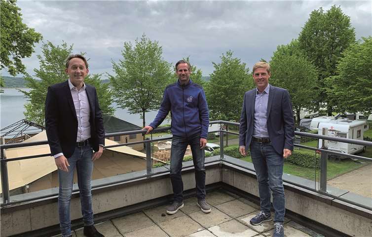 Bei seinem jüngsten Besuch des Blockhauses und Campingplatzes am Laacher See wurden Marc Ruland, SPD-Generalsekretär Rheinland Pfalz und Christoph Schmitt, SPD-Bundestagskandidat für den WK 198 von Boris Ament, Parkmanager des „RCN Ferienparks“ herzlich willkommen geheißen.Foto: SPD MYK