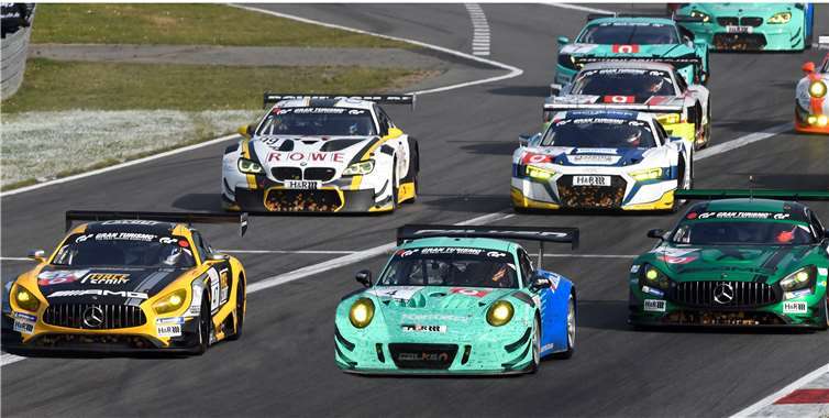 Bei seinem letzten Rennen verabschiedet sich der Porsche 911standesgemäß mit einem Sieg. Beim Start flankiert von den beiden späteren zweit-(li. HTP) und drittplatzierten (Black Falcon) Mercedes-AMG GT3. Fotos: Peter Burggraf/PeBuMedia