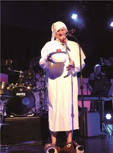 Bei seinem liebenswürdigen musikalischen Soloauftritt „Ich froch mich“ sinnierte Klaus Lückerath über sein „Leben im Himmel“.