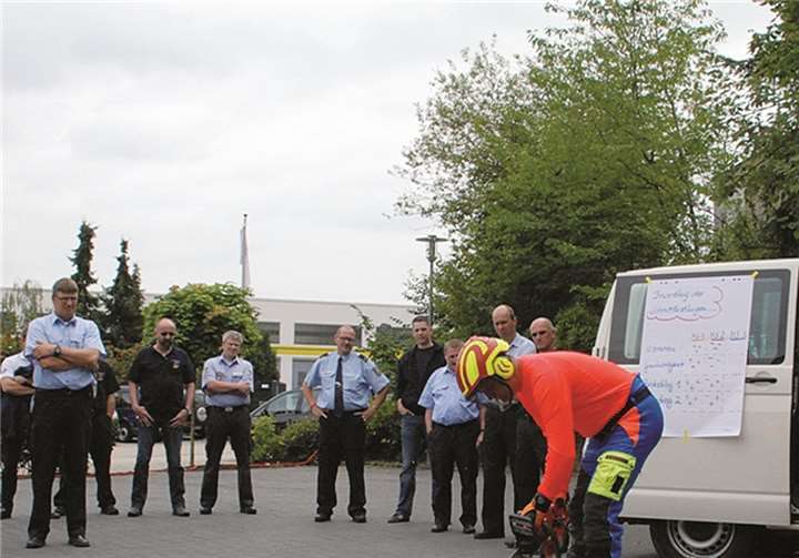 Bei seinen Vorführungen mit Motorsägen, deren Ketten teils mangelhaft geschärft waren und entsprechend unterschiedlich reagierten, machte Marco Reetz, Landesforsten Rheinland-Pfalz, deutlich, welchen Gefahren Motorsägenführer ausgesetzt sind.