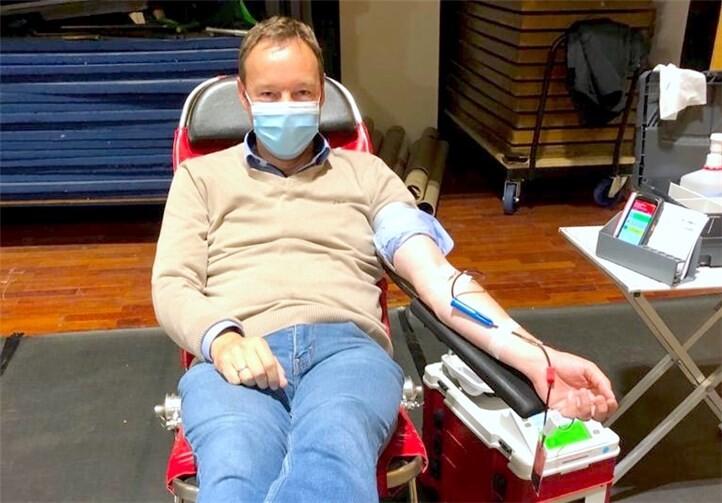 Bei seiner Blutspende in Dieblich betonte der SPD-Landtagskandidat die Bedeutung von Blutspenden, gerade während der Pandemie. Foto: privat