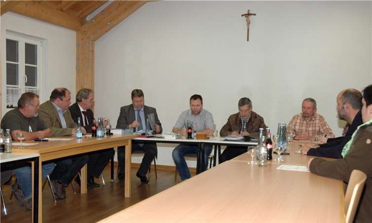 Guido Schmitz einstimmig gewählt Bei seiner ersten Sitzung, die Guido Schmitz leitete, dankte er den Beigeordneten Richard Surges und Klaus Winkler (v.l.), die in der zeit der Vakanz die Amtsgeschäfte übernommen hatten. UM