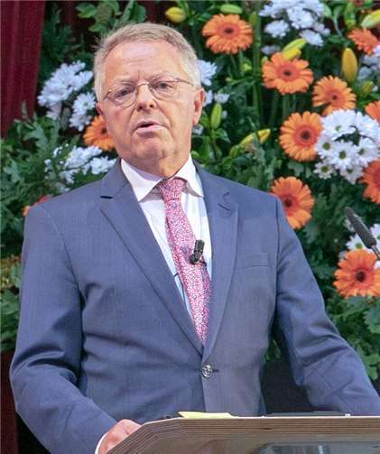 Bei seiner letzten Versammlung erfüllte Vorstandsvorsitzender Elmar Schmitz noch eine Mission: die Verschmelzung der beiden Banken.