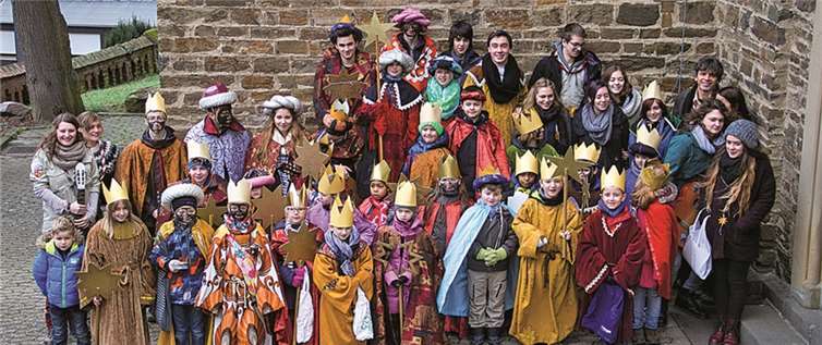 Bei so viel Pracht bleibt keine Türe verschlossen: Das Sternsingerteam der Dieblicher Pfadfinder und Grundschüler brachte über 3.000 Euro an Spenden zusammen. privat