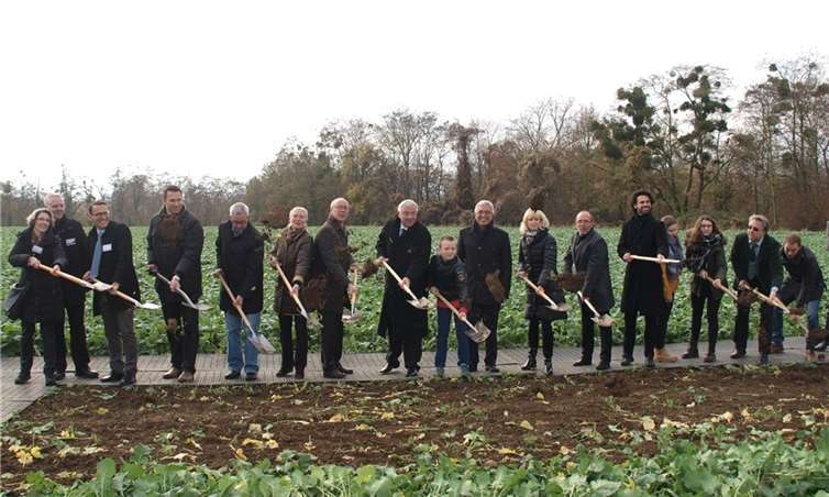Bei so vielen Beteiligten bei einem Spatenstich muss der Bau der Sporthallen gelingen.US