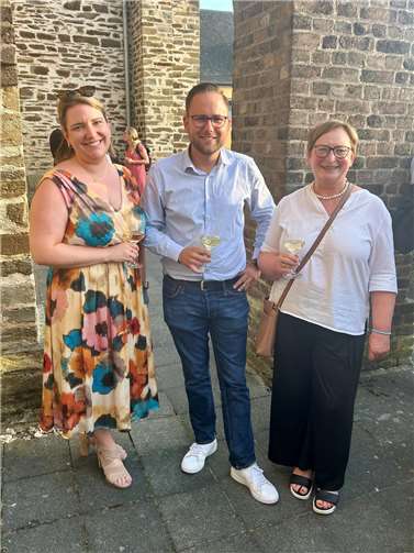 Bei sommerlichem Wetter gab es Austausch und Begegnung vor der Kirche.  Foto: privat