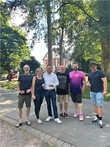 Gute Stimmung und fliegende Kugeln Bei sommerlichem Wetter und in geselliger Atmosphäre rollten die Kugeln über die Spielfelder.  Foto: privat