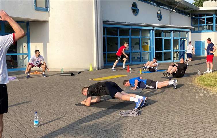 Das Schwitzen bei den Handballern hat begonnen Bei sommerlichen Temperaturen flossen einige Schweißtropfen.Foto: privat