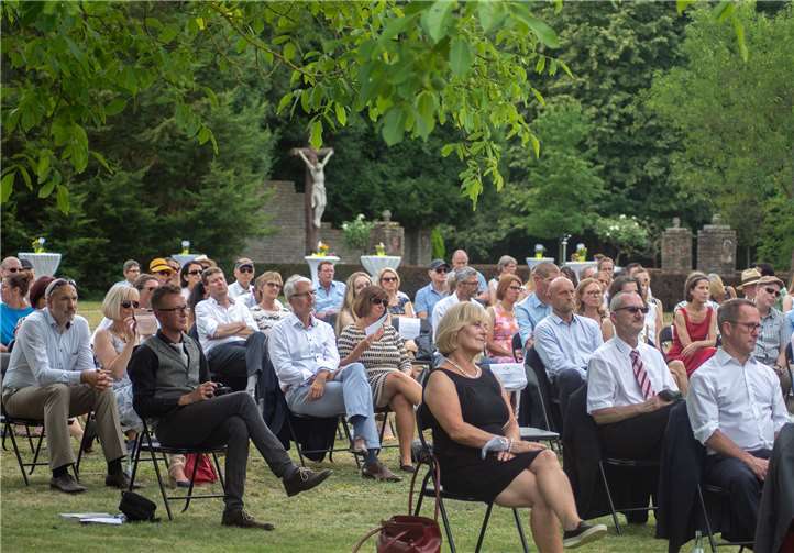 Bei sommerlichen Temperaturen genoss die Festgemeinschaft dabei die weitläufige Parkanlage der traditionsreichen Rheininsel zwischen Rolandsbogen und Drachenfels.