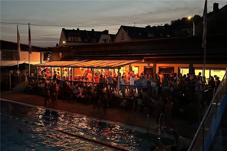 Bei sommerlichen Temperaturen genoss man die Atmosphäre im Freibad Linz