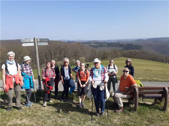 Bei sommerlichen Temperaturen ging es aufwärts durch die erwachende Natur. Foto: privat