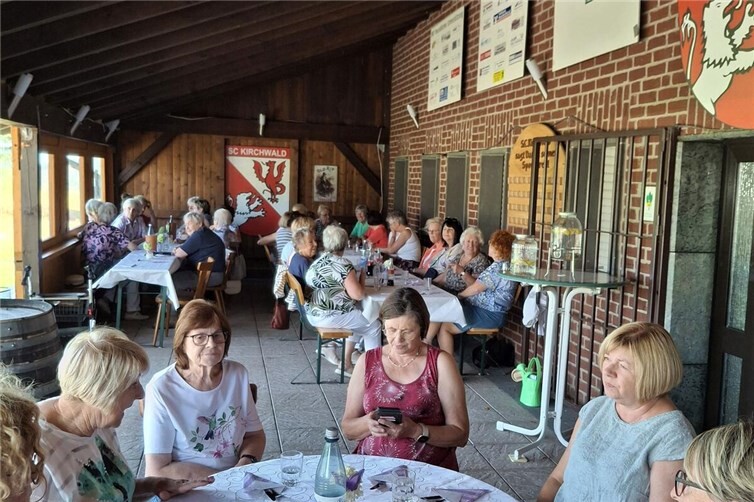 Bei sommerlichen Temperaturen gut beschattet wurde viel erzählt und gelacht.