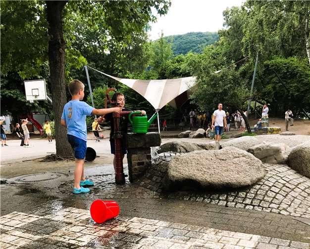 Bei sommerlichen Temperaturen konnten sich die Besucher des Schillertreffs erfrischen.  Foto: Anna Janßen