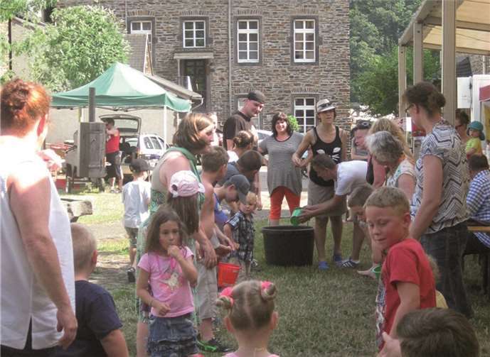 Bei sommerlichen Temperaturen machten die Wasserspiele besonderen Spaß. privat