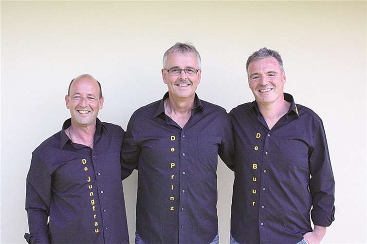 Bei sommerlichen Temperaturen präsentierten sich (v.l.): Jungfrau Heidi I, Prinz Uwe I und Bauer Michel I als das designierte Morenhovener Dreigestirn. privat