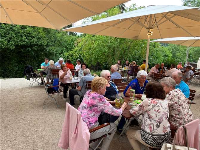 Bei sommerlichen Temperaturen saßen die Senioren im Biergarten. Foto: privat