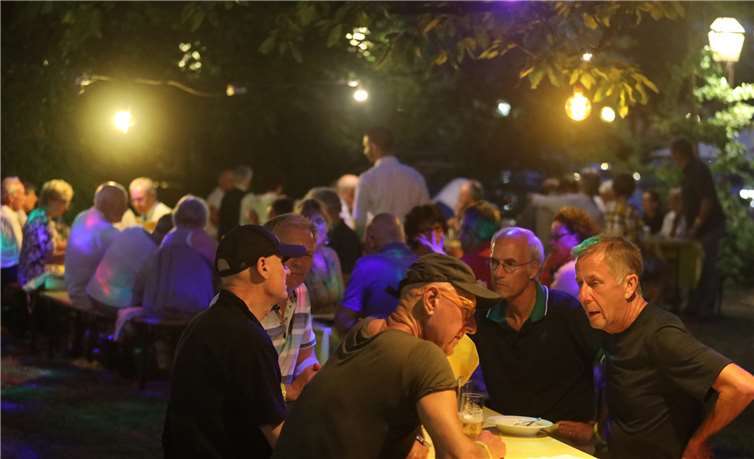 Bei sommerlichen Temperaturen saßen die Sportler noch lange beisammen.