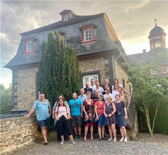 Bei sommerlichen Temperaturen trafen sich die ehemaligen Schülerinnen und Schüler.  Foto: privat