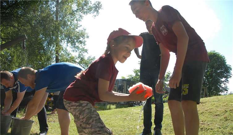 Raiffeisens Motto wurde beim Dorffest lebendig  Bei sommerlichen Temperaturen war der Wettlauf miteinem nassen Schwamm ein sehr beliebtes Spiel. Fotos: KER