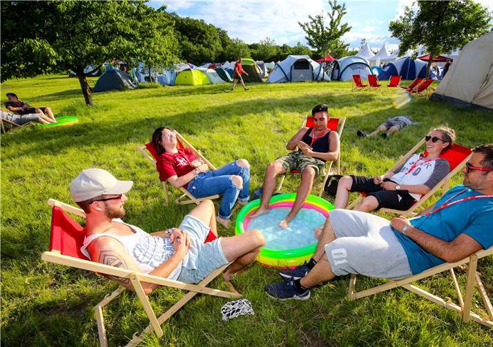 Bei sommerlichen Temperaturen war relaxen mit Kühlung angenehm und wichtig. Fotos EP