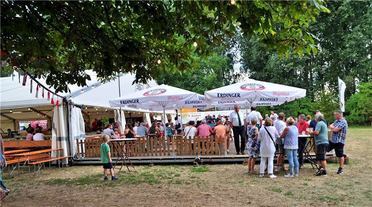 Bei sommerlichen Temperaturen waren insbesonderedie Plätze vor dem Festzelt gut gefüllt. Fotos: J. Luecker (www.foto-shark.com)