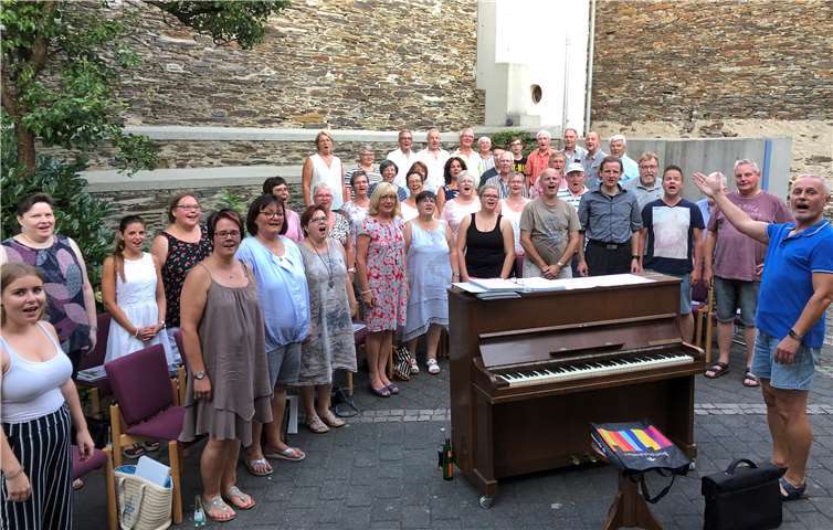 Bei sommerlichen Temperaturen wurde Chorleiter Peter Uhl kreativ und verlegte die Chorprobe ins Freie. Hans Hartenfels