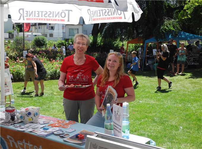 Bei sommerlichen Wetter waren zahlreiche Personen bei der Veranstaltung der „Langen Tafel“ im Schlossgarten anwesend.